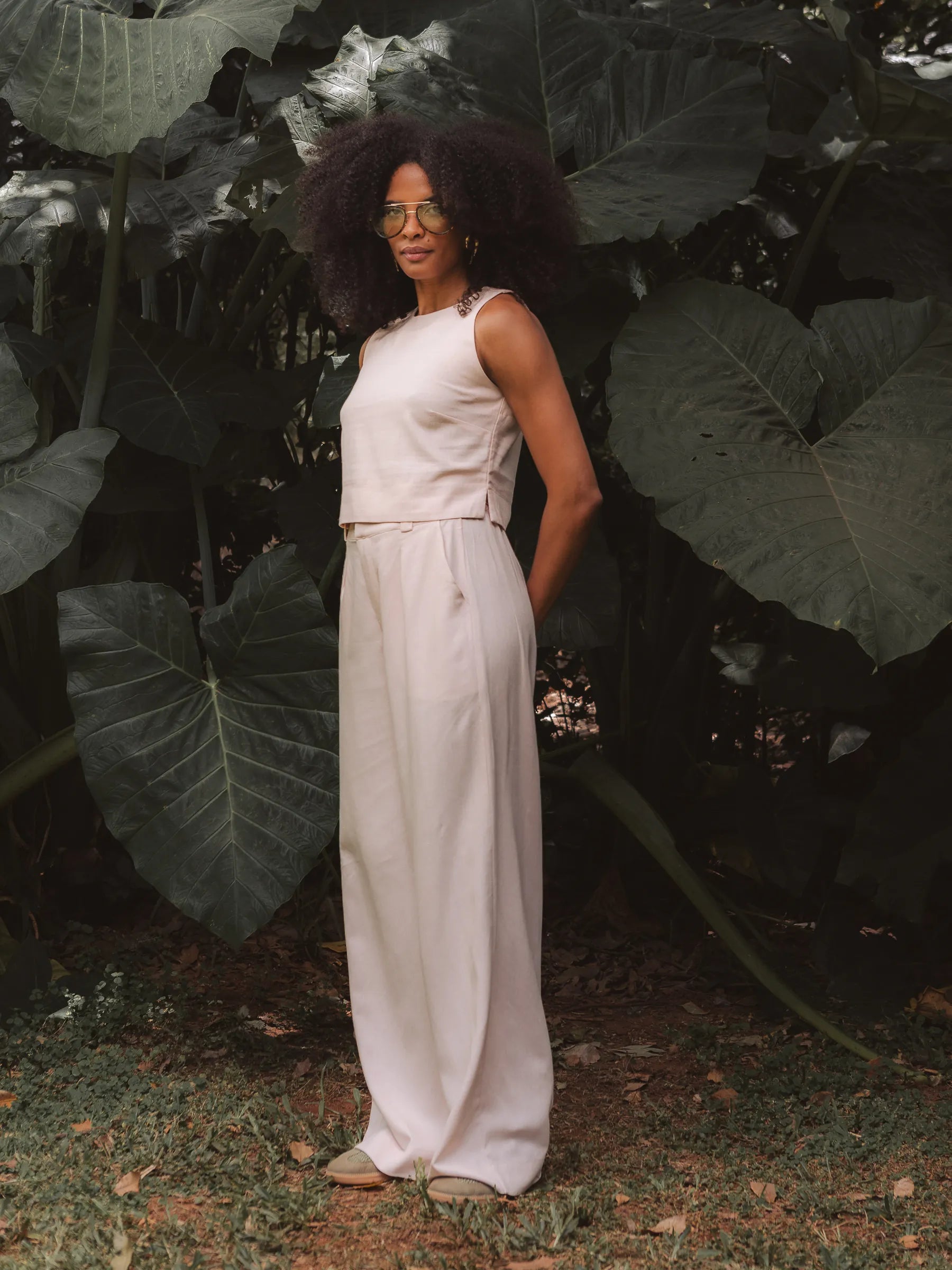 Calça Alfaiataria Pantalona Graviola de Linho e Viscose FSC™ Bege Claro. Compre online moda sustentável e atemporal na Minimadeia, marca slow fashion de roupas femininas. Foto produto DEZ25 02C