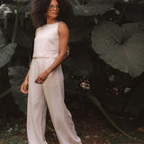 Calça Alfaiataria Pantalona Graviola de Linho e Viscose FSC™ Bege Claro. Compre online moda sustentável e atemporal na Minimadeia, marca slow fashion de roupas femininas. Foto produto DEZ25 03C