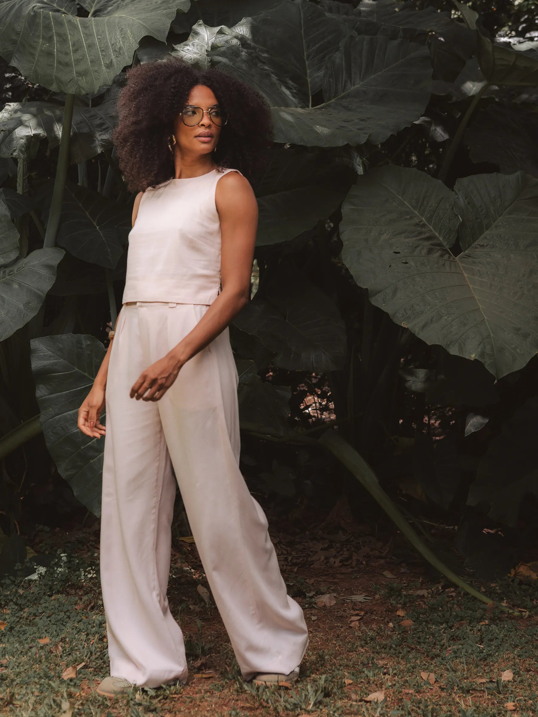 Calça Alfaiataria Pantalona Graviola de Linho e Viscose FSC™ Bege Claro. Compre online moda sustentável e atemporal na Minimadeia, marca slow fashion de roupas femininas. Foto produto DEZ25 03C