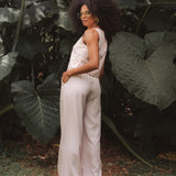 Calça Alfaiataria Pantalona Graviola de Linho e Viscose FSC™ Bege Claro. Compre online moda sustentável e atemporal na Minimadeia, marca slow fashion de roupas femininas. Foto produto DEZ25 04C