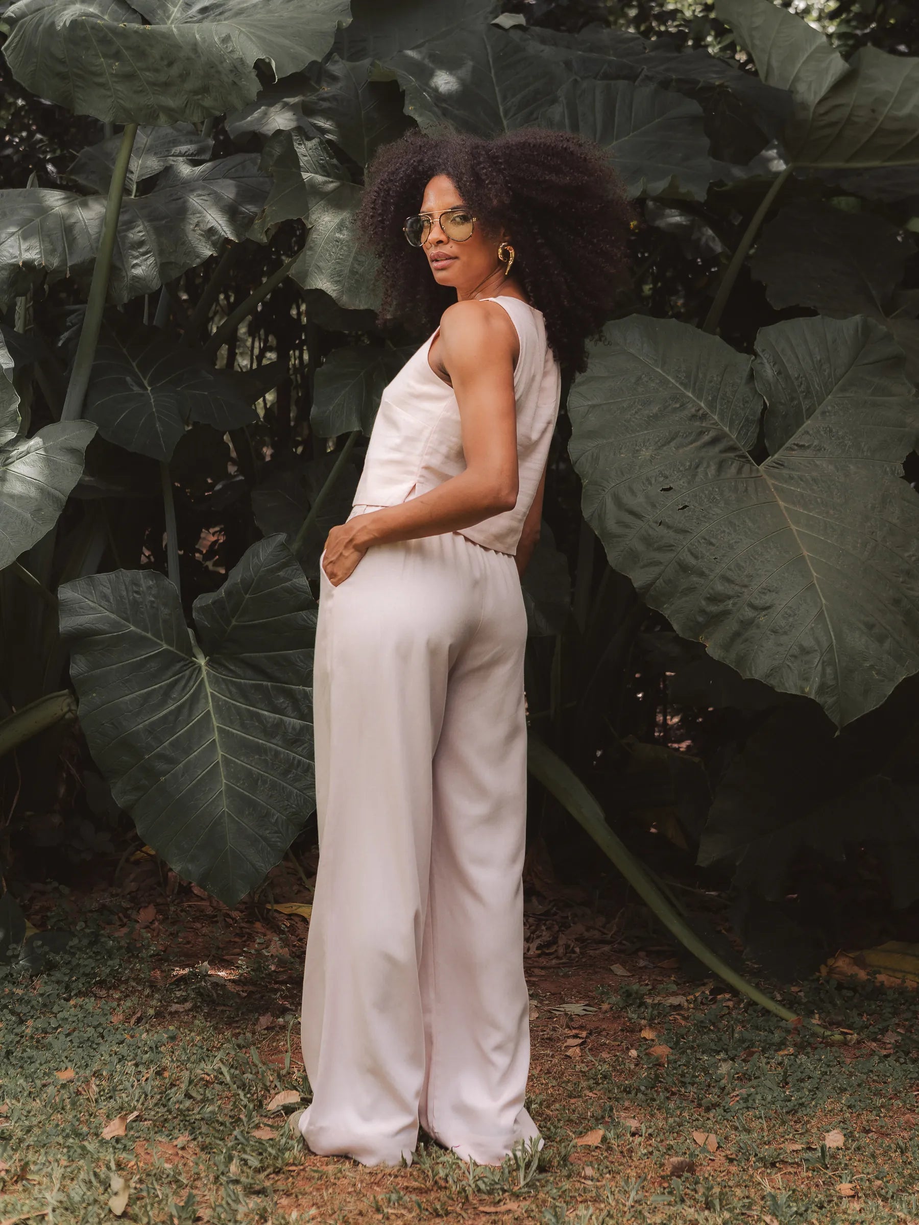 Calça Alfaiataria Pantalona Graviola de Linho e Viscose FSC™ Bege Claro. Compre online moda sustentável e atemporal na Minimadeia, marca slow fashion de roupas femininas. Foto produto DEZ25 04C