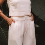 Calça Alfaiataria Pantalona Graviola de Linho e Viscose FSC™ Bege Claro. Compre online moda sustentável e atemporal na Minimadeia, marca slow fashion de roupas femininas. Foto produto DEZ25 05C