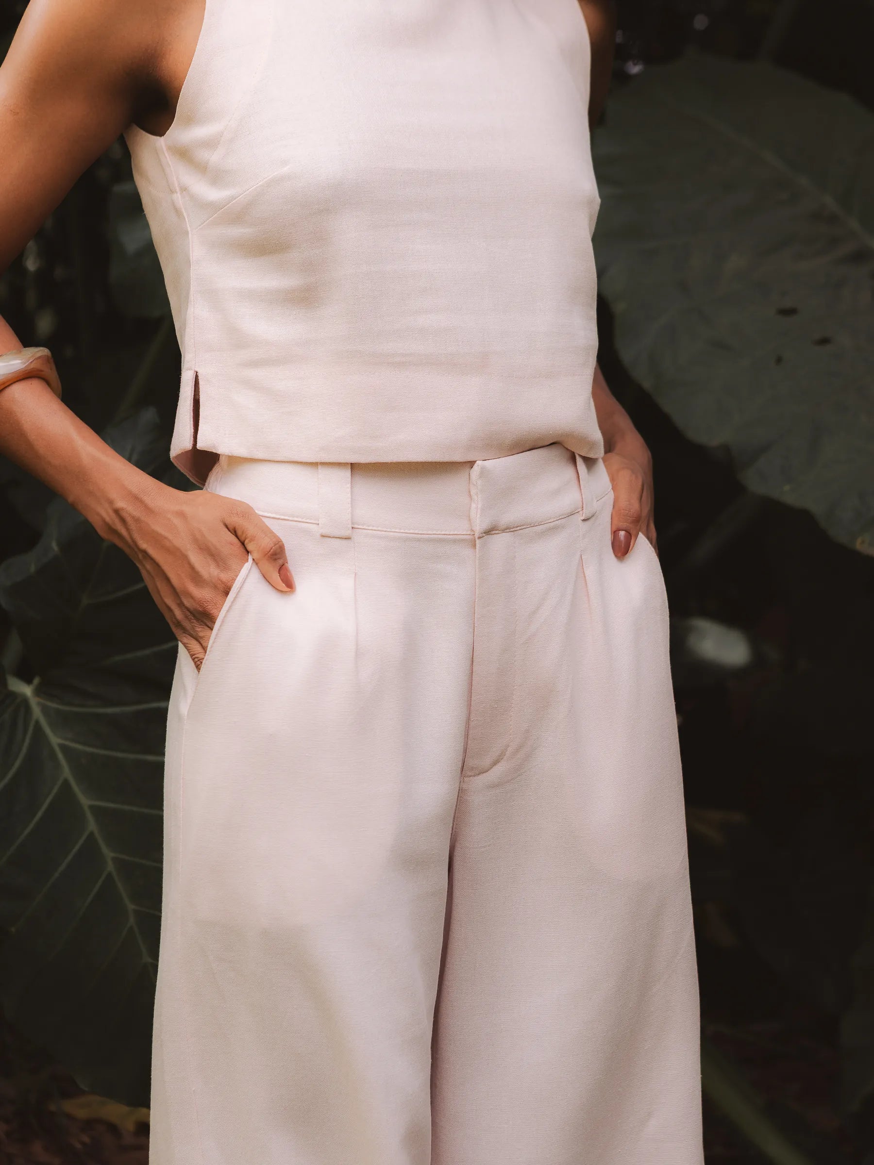 Calça Alfaiataria Pantalona Graviola de Linho e Viscose FSC™ Bege Claro. Compre online moda sustentável e atemporal na Minimadeia, marca slow fashion de roupas femininas. Foto produto DEZ25 05C