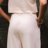 Calça Alfaiataria Pantalona Graviola de Linho e Viscose FSC™ Bege Claro. Compre online moda sustentável e atemporal na Minimadeia, marca slow fashion de roupas femininas. Foto produto DEZ25 06C