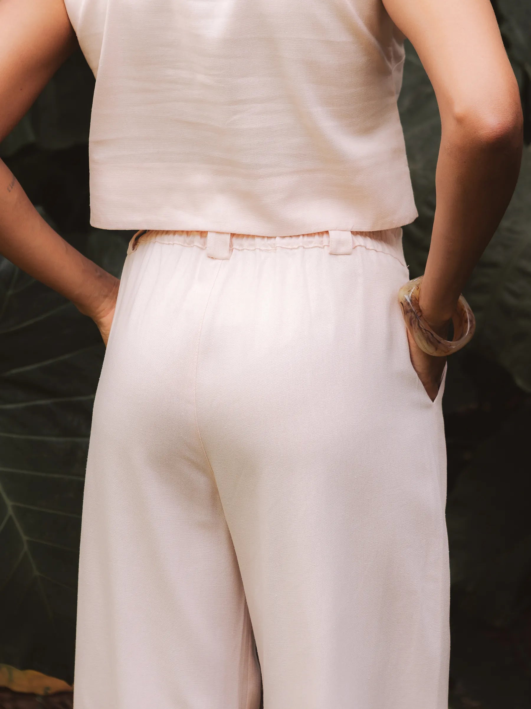 Calça Alfaiataria Pantalona Graviola de Linho e Viscose FSC™ Bege Claro. Compre online moda sustentável e atemporal na Minimadeia, marca slow fashion de roupas femininas. Foto produto DEZ25 06C