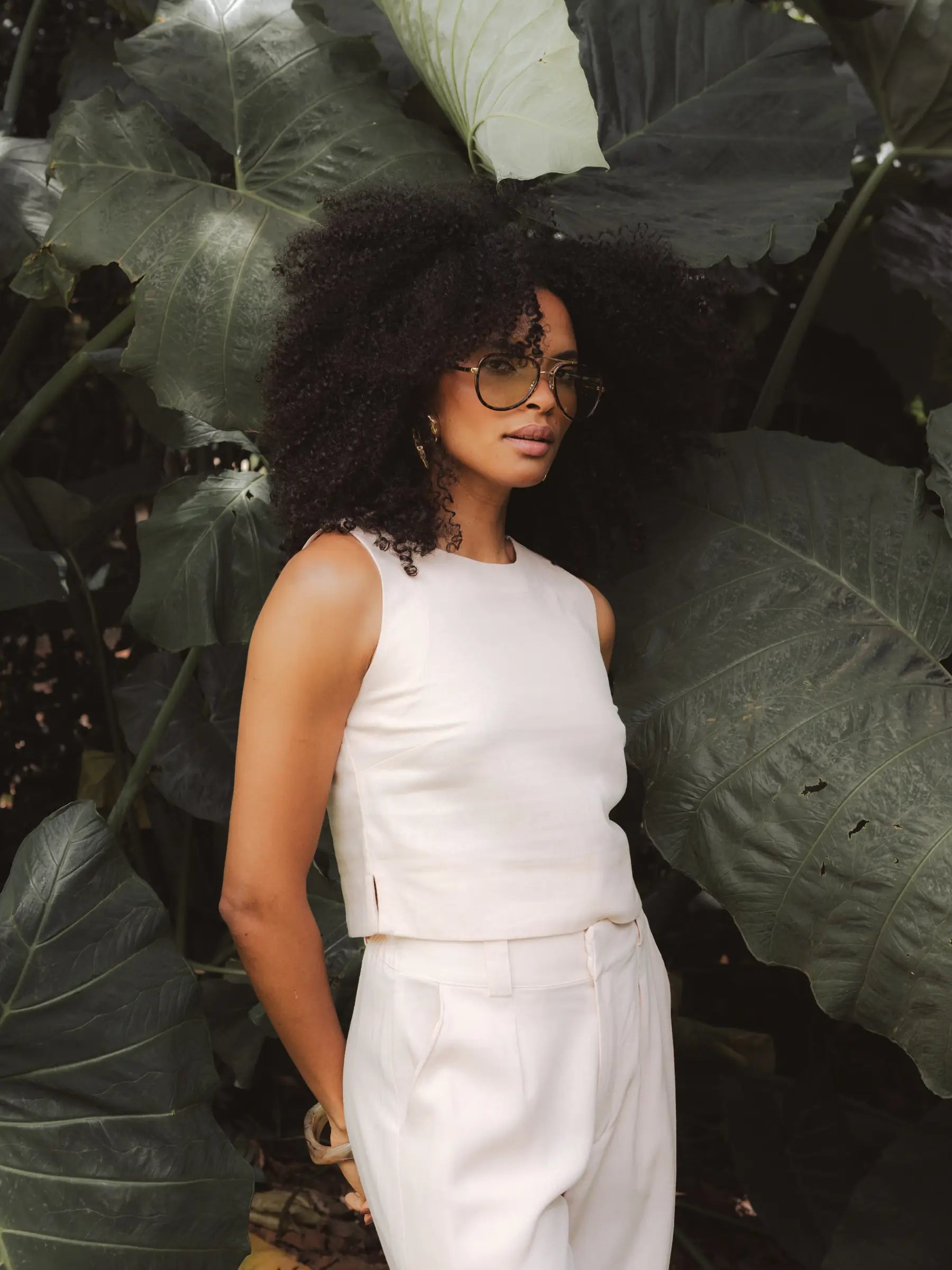 Calça Alfaiataria Pantalona Graviola de Linho e Viscose FSC™ Bege Claro. Compre online moda sustentável e atemporal na Minimadeia, marca slow fashion de roupas femininas. Foto produto DEZ25 07