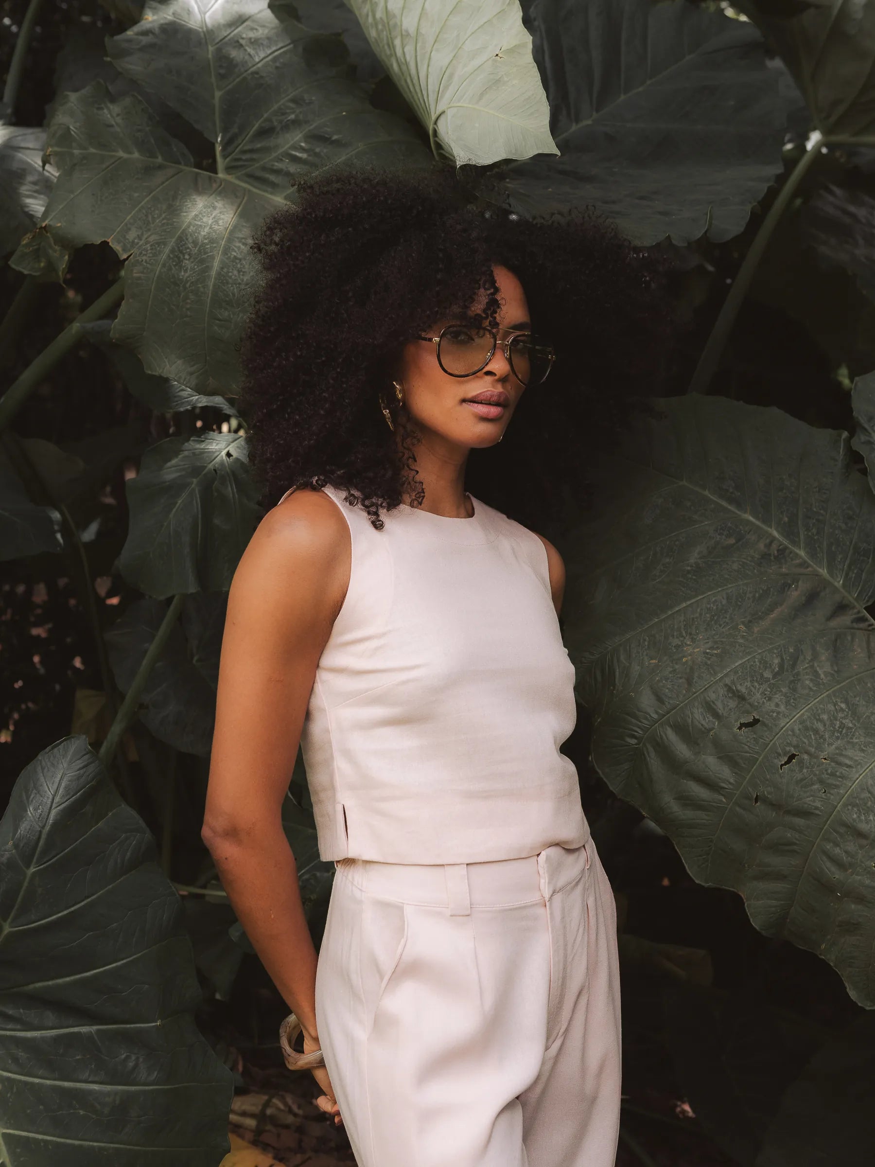 Calça Alfaiataria Pantalona Graviola de Linho e Viscose FSC™ Bege Claro. Compre online moda sustentável e atemporal na Minimadeia, marca slow fashion de roupas femininas. Foto produto DEZ25 07C