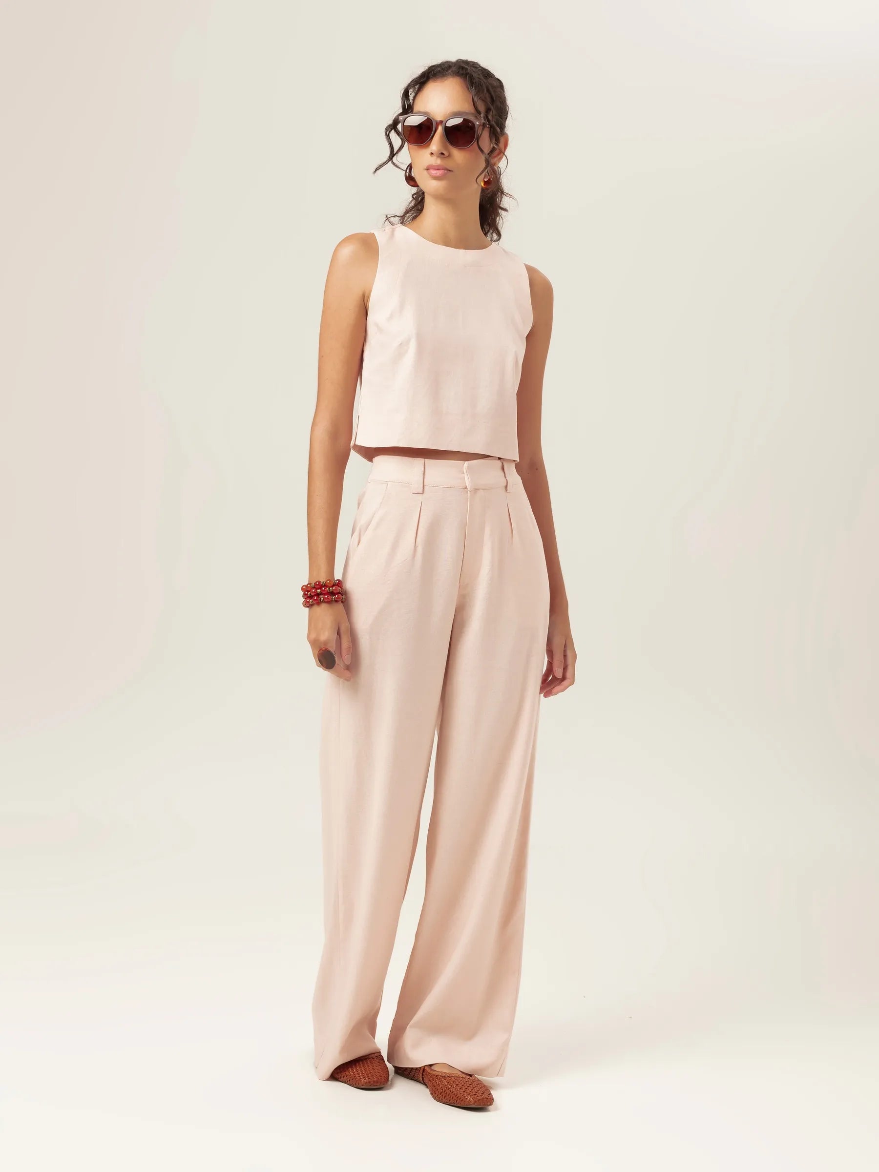 Calça Alfaiataria Pantalona Graviola de Linho e Viscose FSC™ Bege Claro. Compre online moda sustentável e atemporal na Minimadeia, marca slow fashion de roupas femininas. Foto produto MAR26 01