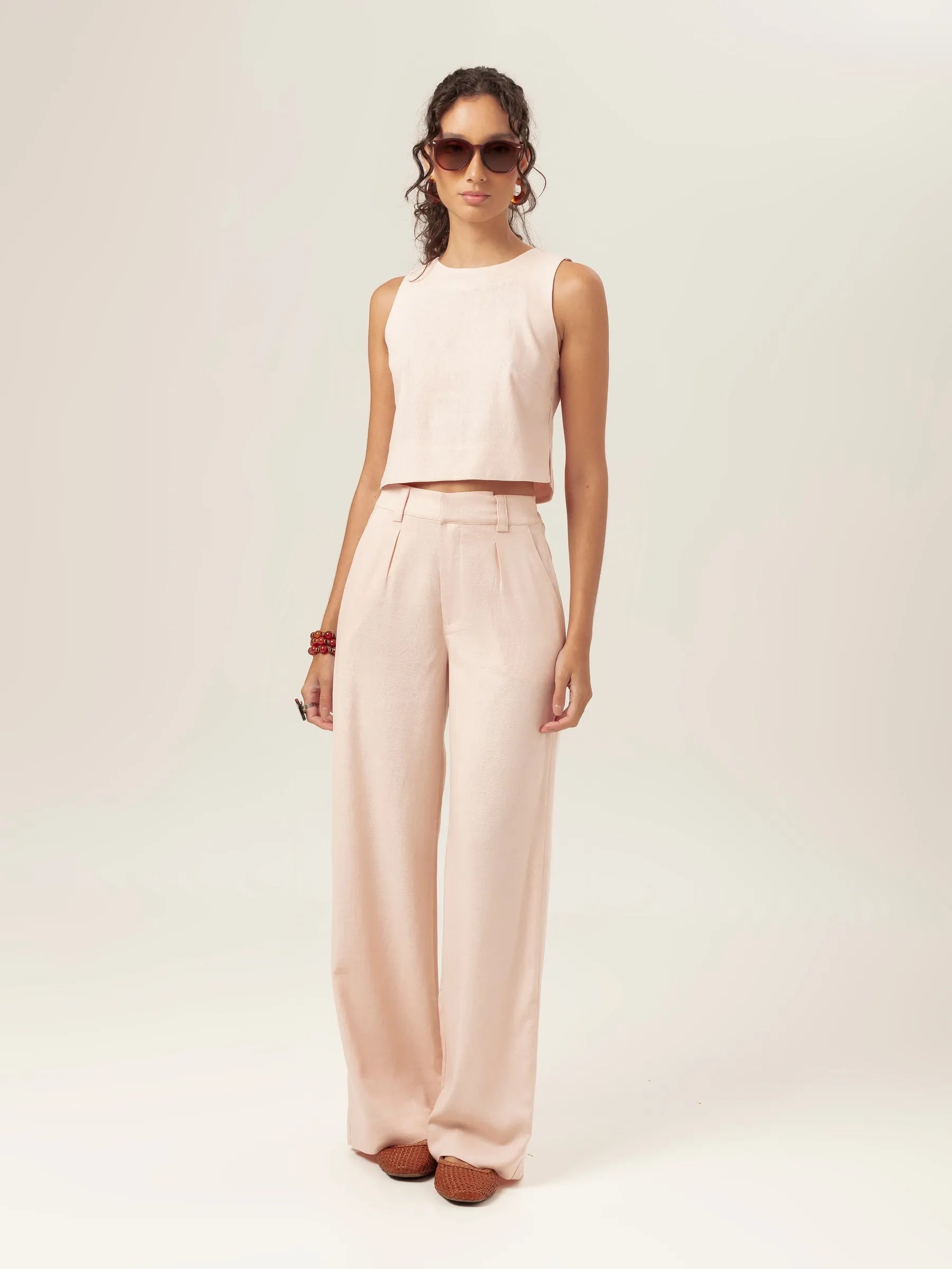 Calça Alfaiataria Pantalona Graviola de Linho e Viscose FSC™ Bege Claro. Compre online moda sustentável e atemporal na Minimadeia, marca slow fashion de roupas femininas. Foto produto MAR26 02