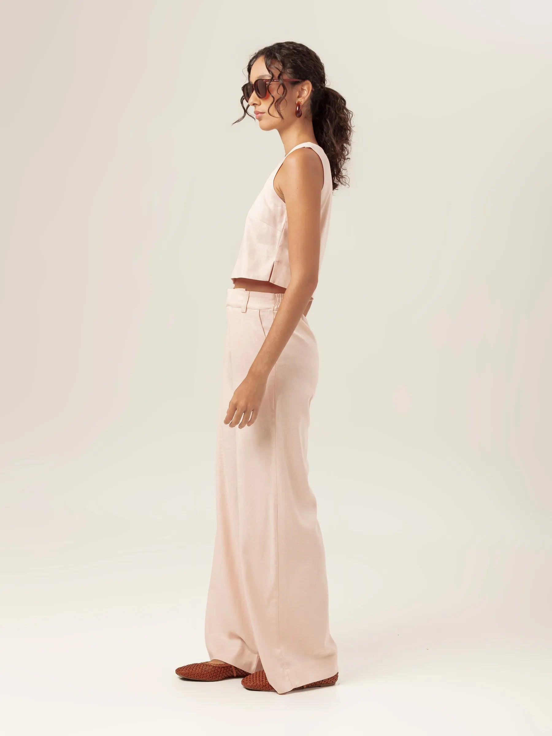 Calça Alfaiataria Pantalona Graviola de Linho e Viscose FSC™ Bege Claro. Compre online moda sustentável e atemporal na Minimadeia, marca slow fashion de roupas femininas. Foto produto MAR26 03