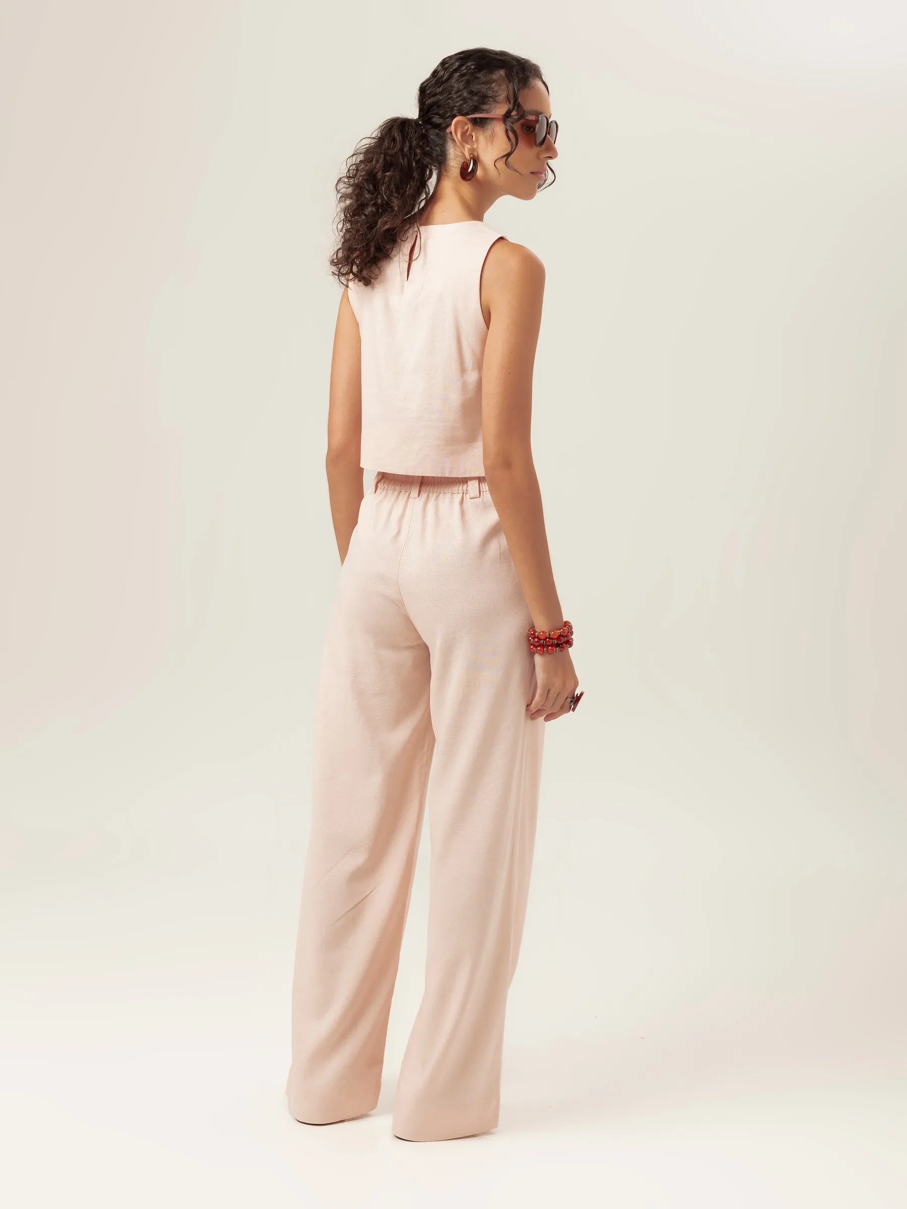 Calça Alfaiataria Pantalona Graviola de Linho e Viscose FSC™ Bege Claro. Compre online moda sustentável e atemporal na Minimadeia, marca slow fashion de roupas femininas. Foto produto MAR26 04