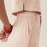 Calça Alfaiataria Pantalona Graviola de Linho e Viscose FSC™ Bege Claro. Compre online moda sustentável e atemporal na Minimadeia, marca slow fashion de roupas femininas. Foto produto MAR26 10