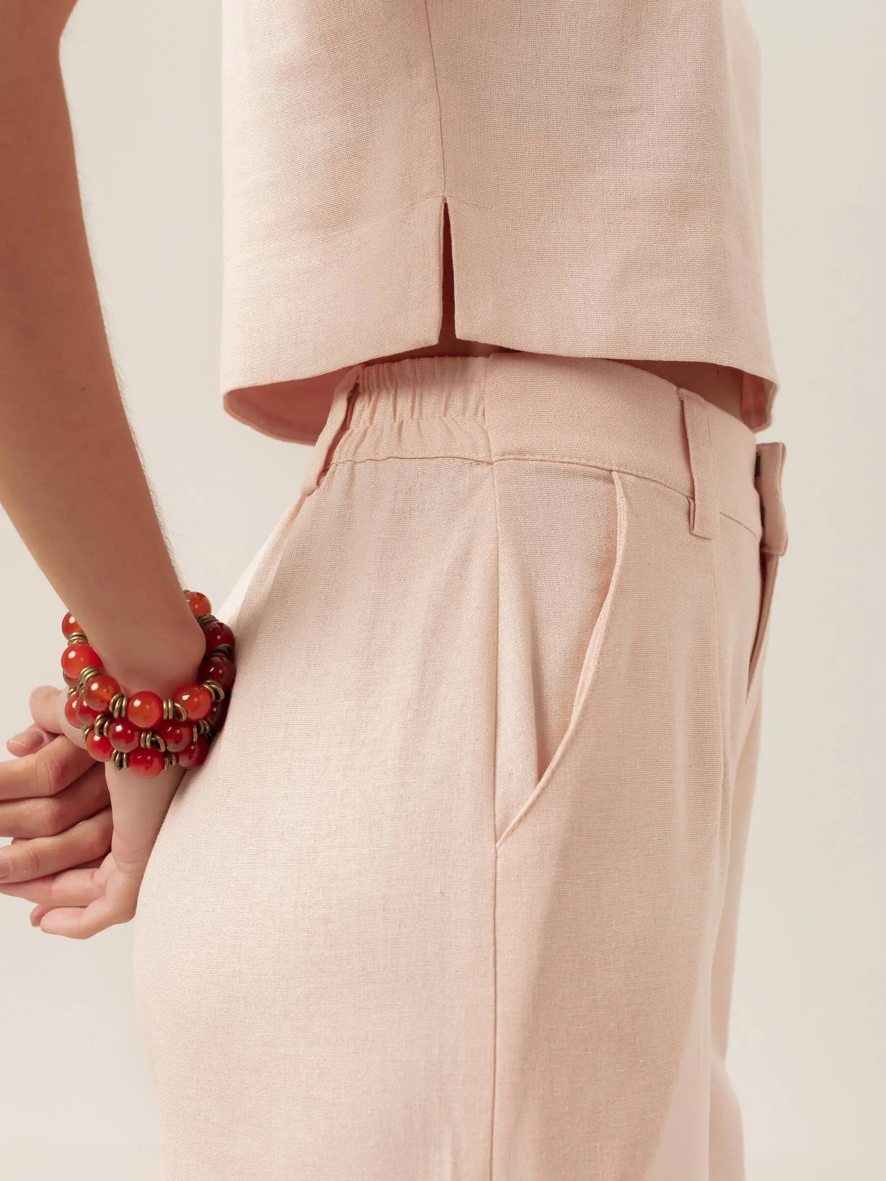 Calça Alfaiataria Pantalona Graviola de Linho e Viscose FSC™ Bege Claro. Compre online moda sustentável e atemporal na Minimadeia, marca slow fashion de roupas femininas. Foto produto MAR26 10