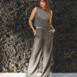Calça Alfaiataria Pantalona Graviola de Linho e Viscose FSC™ Verde Escuro. Compre online moda sustentável e atemporal na Minimadeia, marca slow fashion de roupas femininas. Foto produto JUL25 04