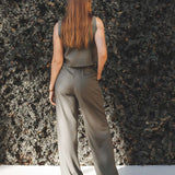Calça Alfaiataria Pantalona Graviola de Linho e Viscose FSC™ Verde Escuro. Compre online moda sustentável e atemporal na Minimadeia, marca slow fashion de roupas femininas. Foto produto JUL25 08