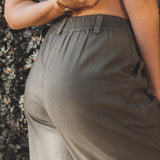 Calça Alfaiataria Pantalona Graviola de Linho e Viscose FSC™ Verde Escuro. Compre online moda sustentável e atemporal na Minimadeia, marca slow fashion de roupas femininas. Foto produto JUL25 13