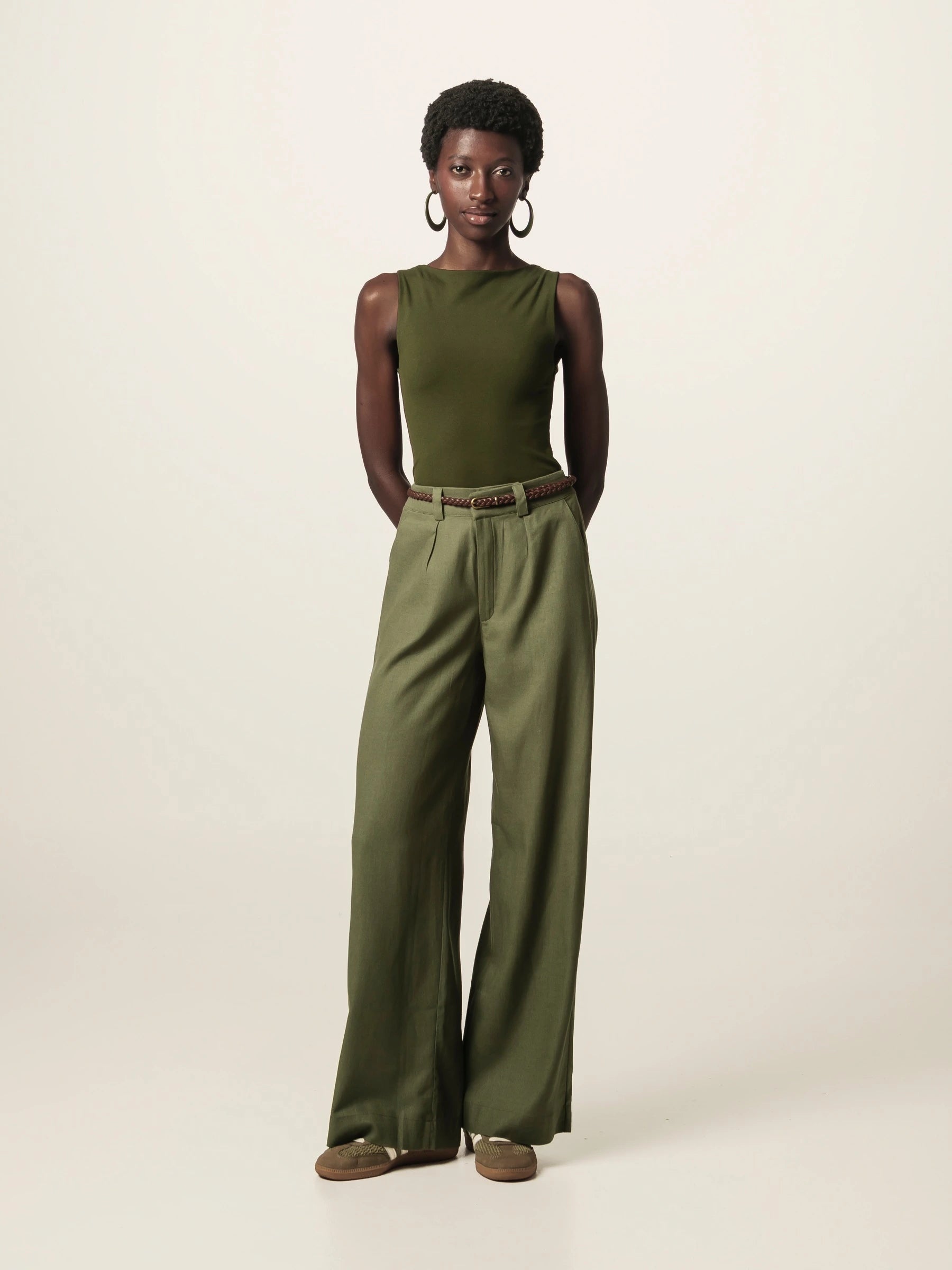 Calça Alfaiataria Pantalona Graviola de Linho e Viscose FSC™ Verde Escuro. Compre online moda sustentável e atemporal na Minimadeia, marca slow fashion de roupas femininas. Foto produto JUN26 01