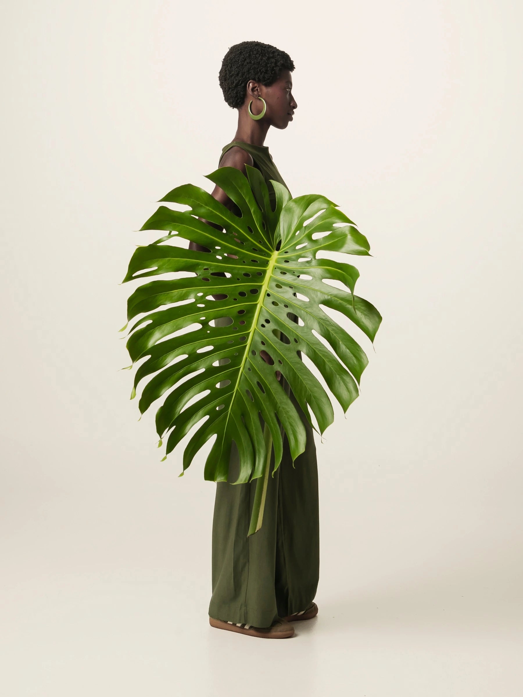 Calça Alfaiataria Pantalona Graviola de Linho e Viscose FSC™ Verde Escuro. Compre online moda sustentável e atemporal na Minimadeia, marca slow fashion de roupas femininas. Foto produto JUN26 04