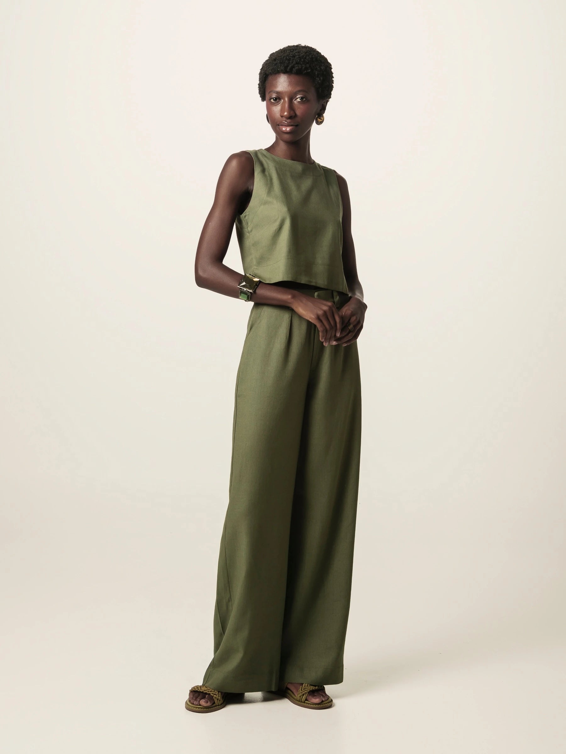 Calça Alfaiataria Pantalona Graviola de Linho e Viscose FSC™ Verde Escuro. Compre online moda sustentável e atemporal na Minimadeia, marca slow fashion de roupas femininas. Foto produto JUN26 12