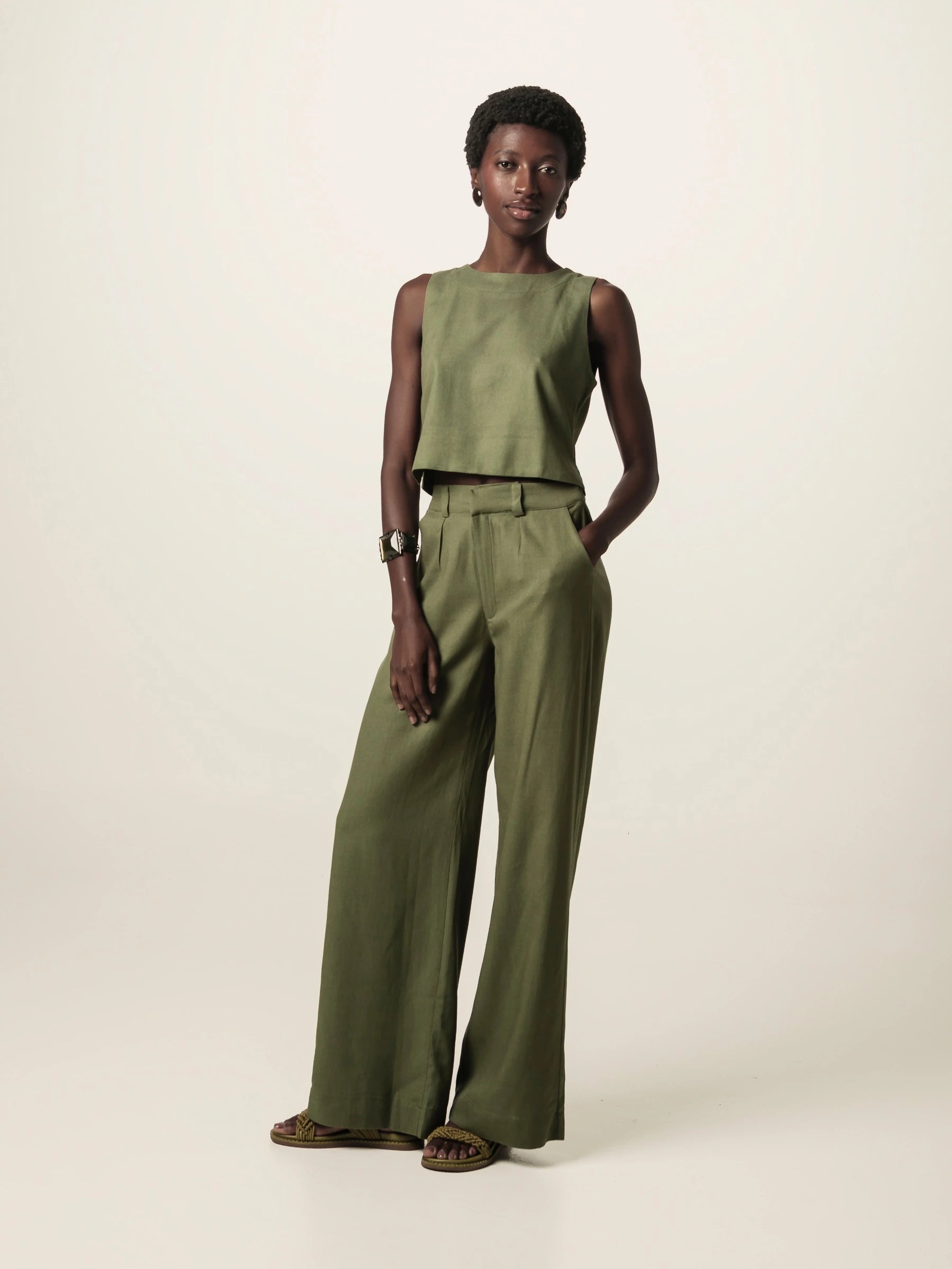Calça Alfaiataria Pantalona Graviola de Linho e Viscose FSC™ Verde Escuro. Compre online moda sustentável e atemporal na Minimadeia, marca slow fashion de roupas femininas. Foto produto JUN26 13