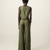 Calça Alfaiataria Pantalona Graviola de Linho e Viscose FSC™ Verde Escuro. Compre online moda sustentável e atemporal na Minimadeia, marca slow fashion de roupas femininas. Foto produto JUN26 14