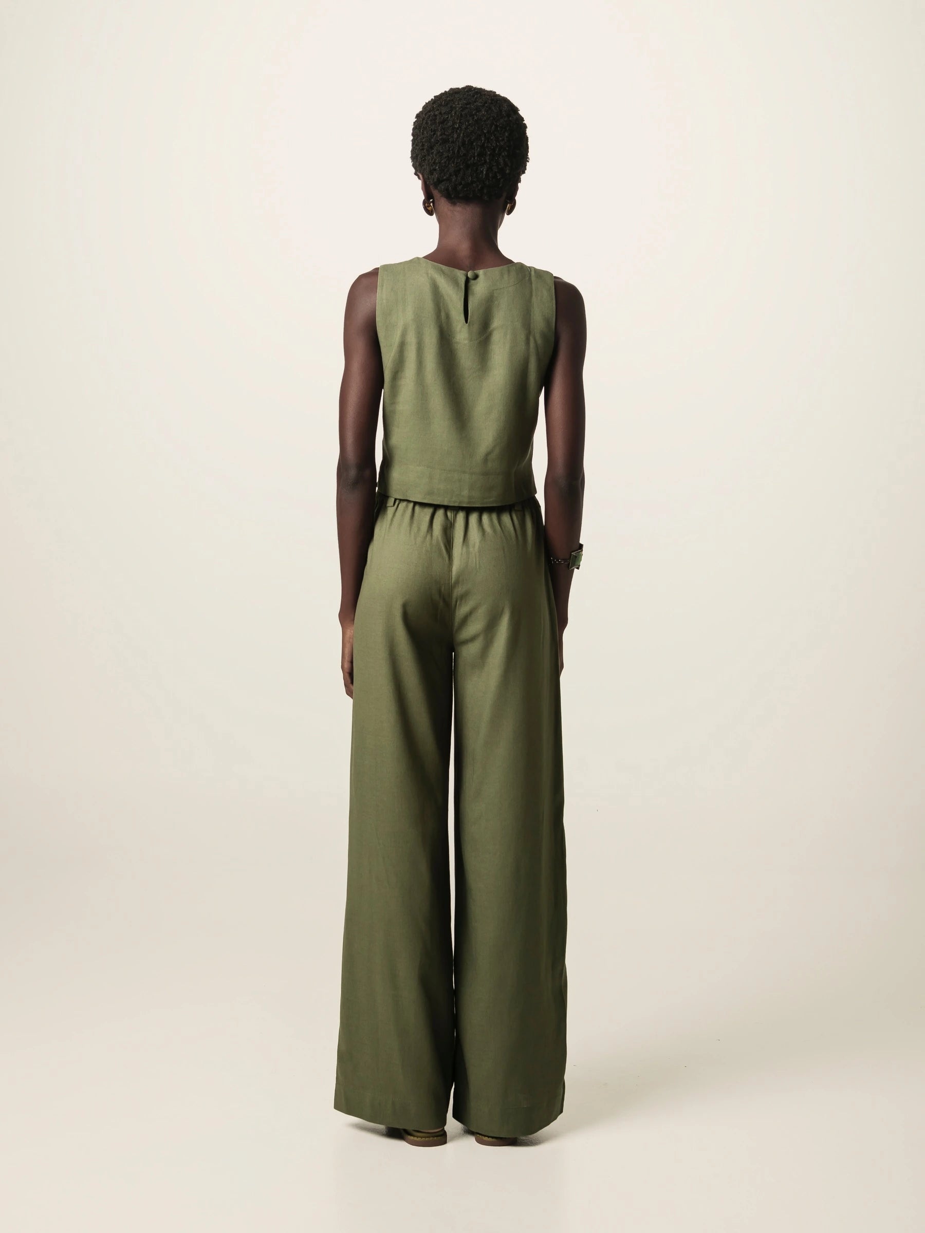 Calça Alfaiataria Pantalona Graviola de Linho e Viscose FSC™ Verde Escuro. Compre online moda sustentável e atemporal na Minimadeia, marca slow fashion de roupas femininas. Foto produto JUN26 14