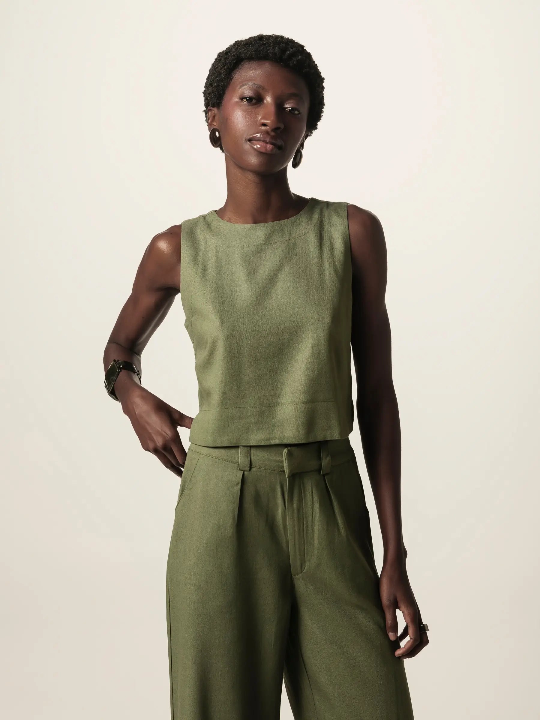 Calça Alfaiataria Pantalona Graviola de Linho e Viscose FSC™ Verde Escuro. Compre online moda sustentável e atemporal na Minimadeia, marca slow fashion de roupas femininas. Foto produto JUN26 15