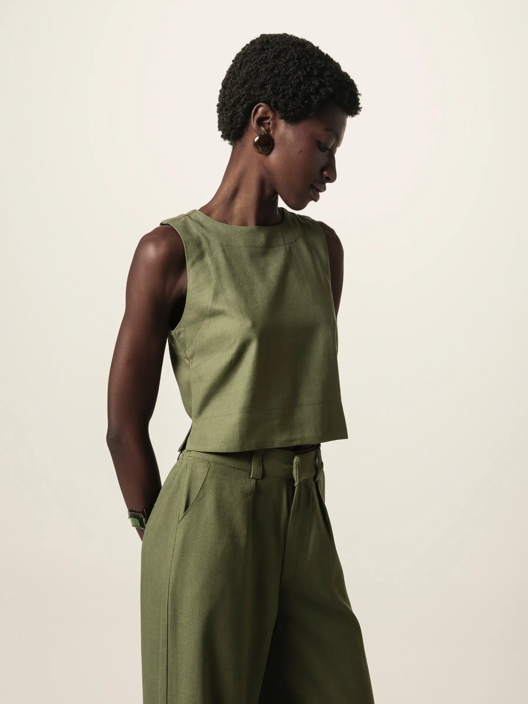 Calça Alfaiataria Pantalona Graviola de Linho e Viscose FSC™ Verde Escuro. Compre online moda sustentável e atemporal na Minimadeia, marca slow fashion de roupas femininas. Foto produto JUN26 16