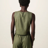 Calça Alfaiataria Pantalona Graviola de Linho e Viscose FSC™ Verde Escuro. Compre online moda sustentável e atemporal na Minimadeia, marca slow fashion de roupas femininas. Foto produto JUN26 17