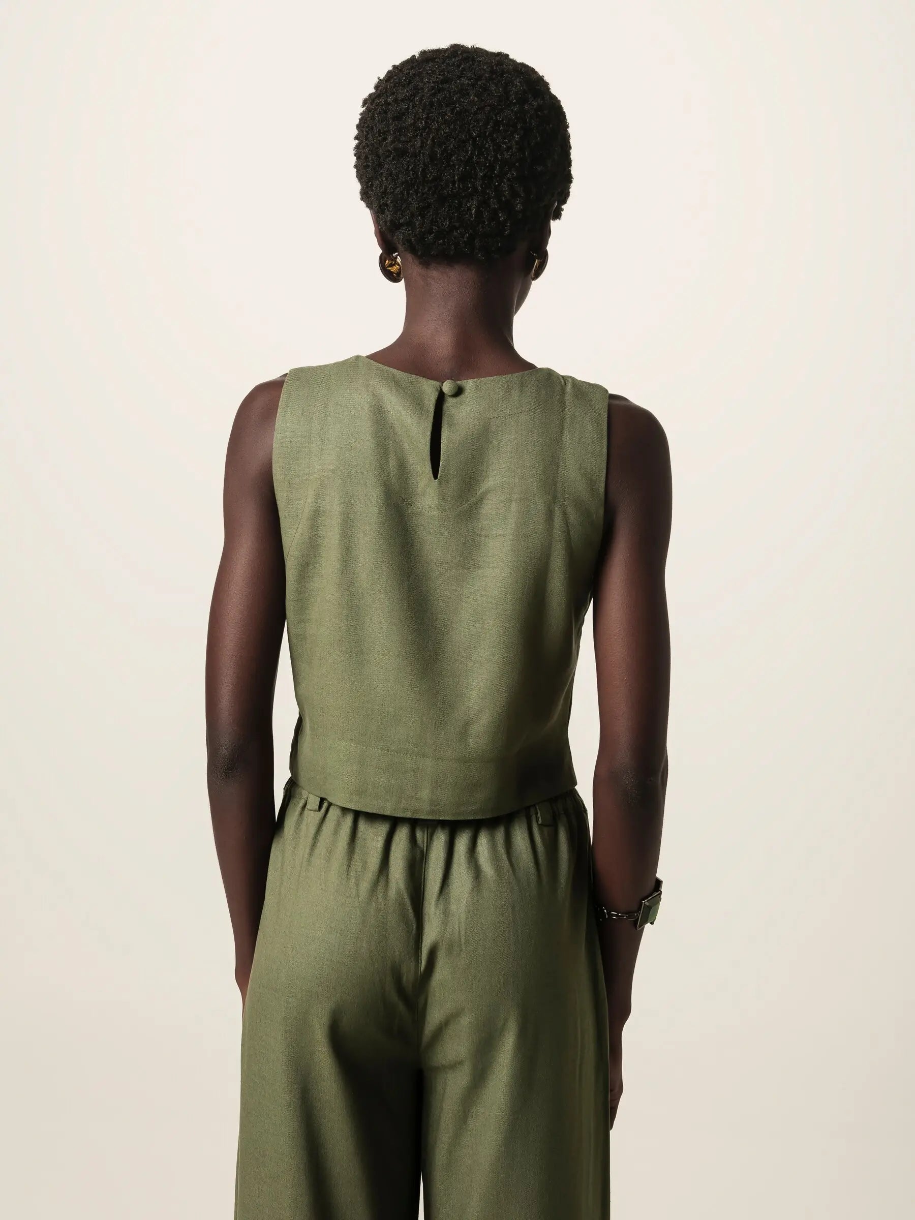 Calça Alfaiataria Pantalona Graviola de Linho e Viscose FSC™ Verde Escuro. Compre online moda sustentável e atemporal na Minimadeia, marca slow fashion de roupas femininas. Foto produto JUN26 17