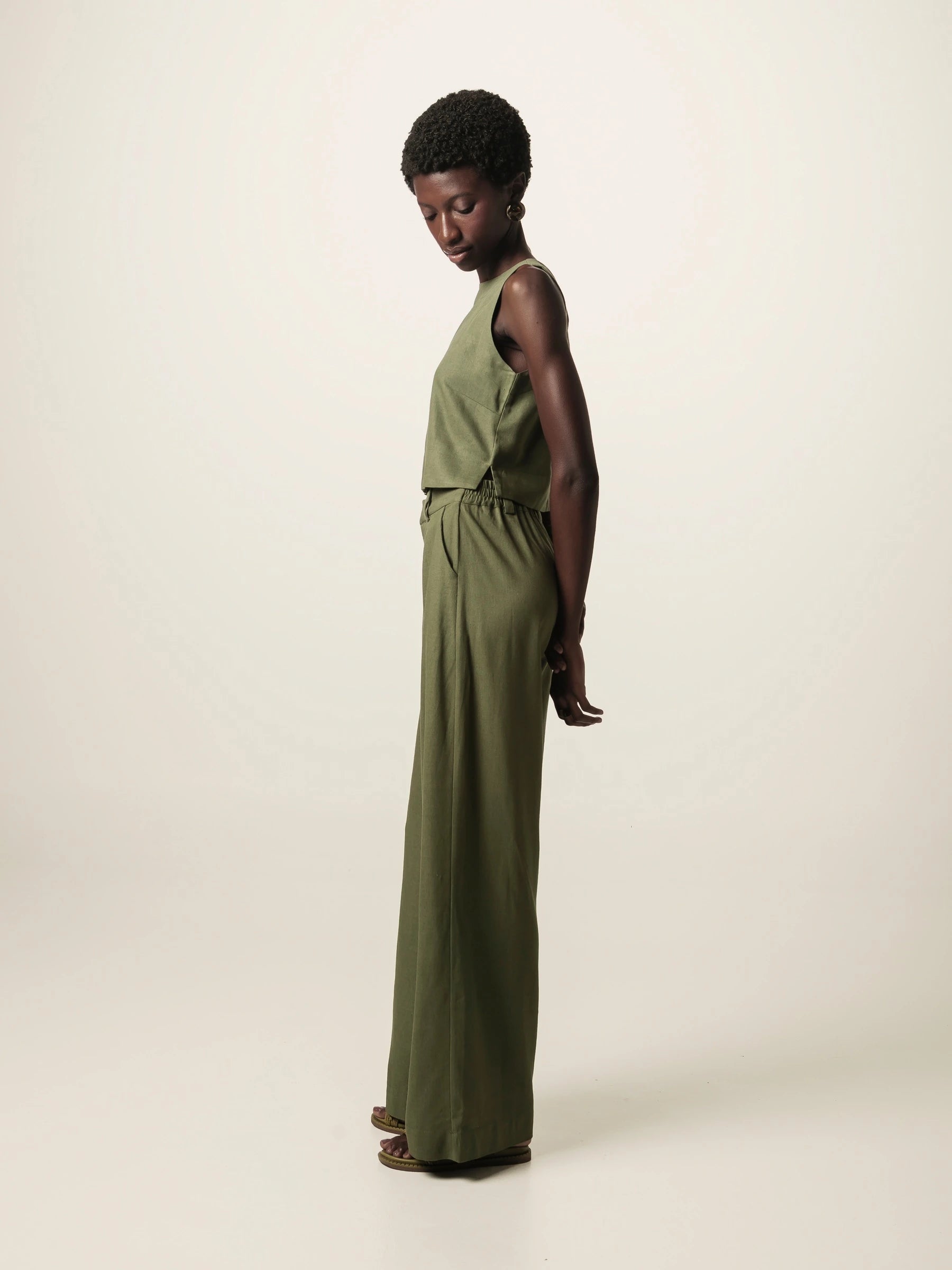 Calça Alfaiataria Pantalona Graviola de Linho e Viscose FSC™ Verde Escuro. Compre online moda sustentável e atemporal na Minimadeia, marca slow fashion de roupas femininas. Foto produto JUN26 18