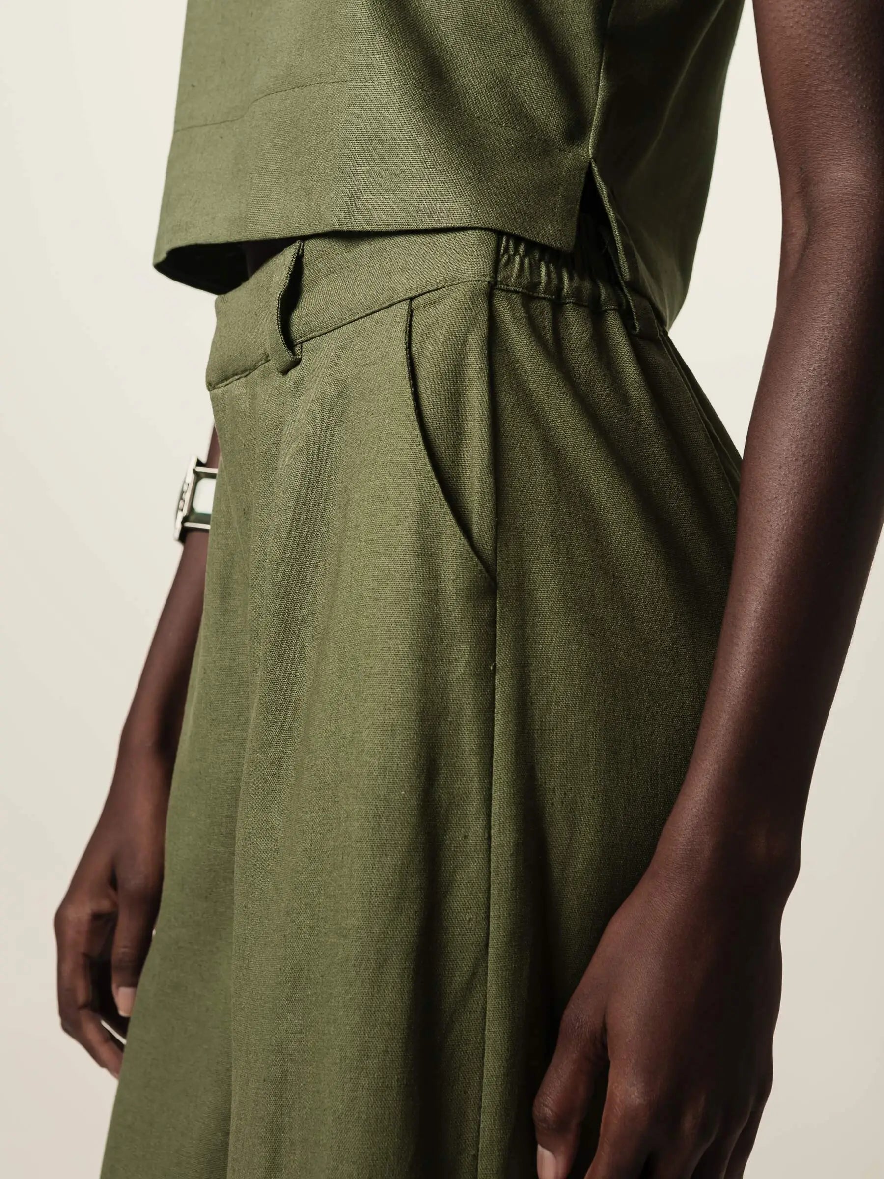 Calça Alfaiataria Pantalona Graviola de Linho e Viscose FSC™ Verde Escuro. Compre online moda sustentável e atemporal na Minimadeia, marca slow fashion de roupas femininas. Foto produto JUN26 19