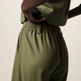 Calça Alfaiataria Pantalona Graviola de Linho e Viscose FSC™ Verde Escuro. Compre online moda sustentável e atemporal na Minimadeia, marca slow fashion de roupas femininas. Foto produto JUN26 21