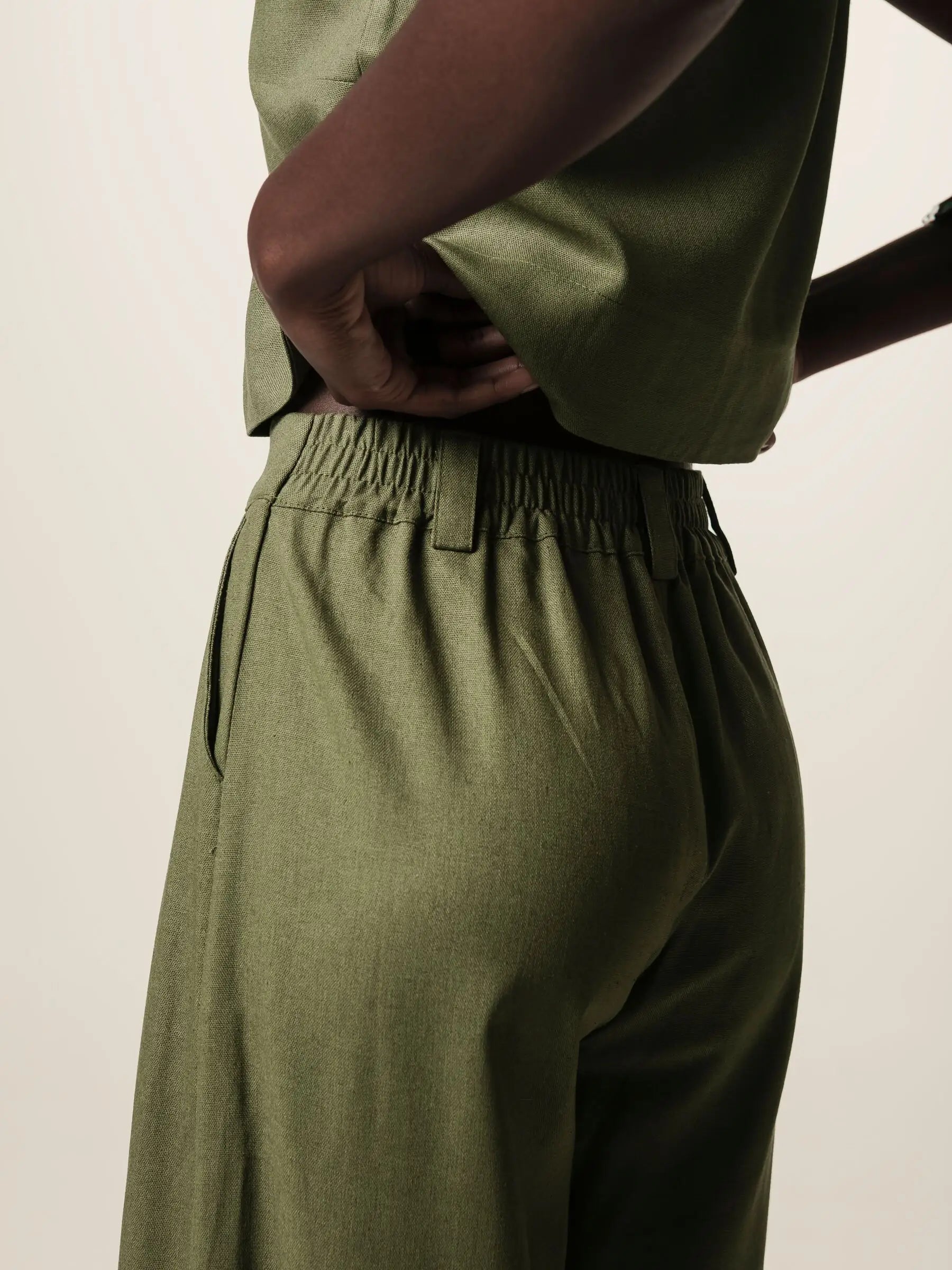 Calça Alfaiataria Pantalona Graviola de Linho e Viscose FSC™ Verde Escuro. Compre online moda sustentável e atemporal na Minimadeia, marca slow fashion de roupas femininas. Foto produto JUN26 21