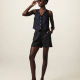 Shorts Alfaiataria Angico de Linho e Viscose FSC™ Azul Escuro. Compre online moda sustentável e atemporal na Minimadeia, marca slow fashion de roupas femininas. Foto produto JUN26 02