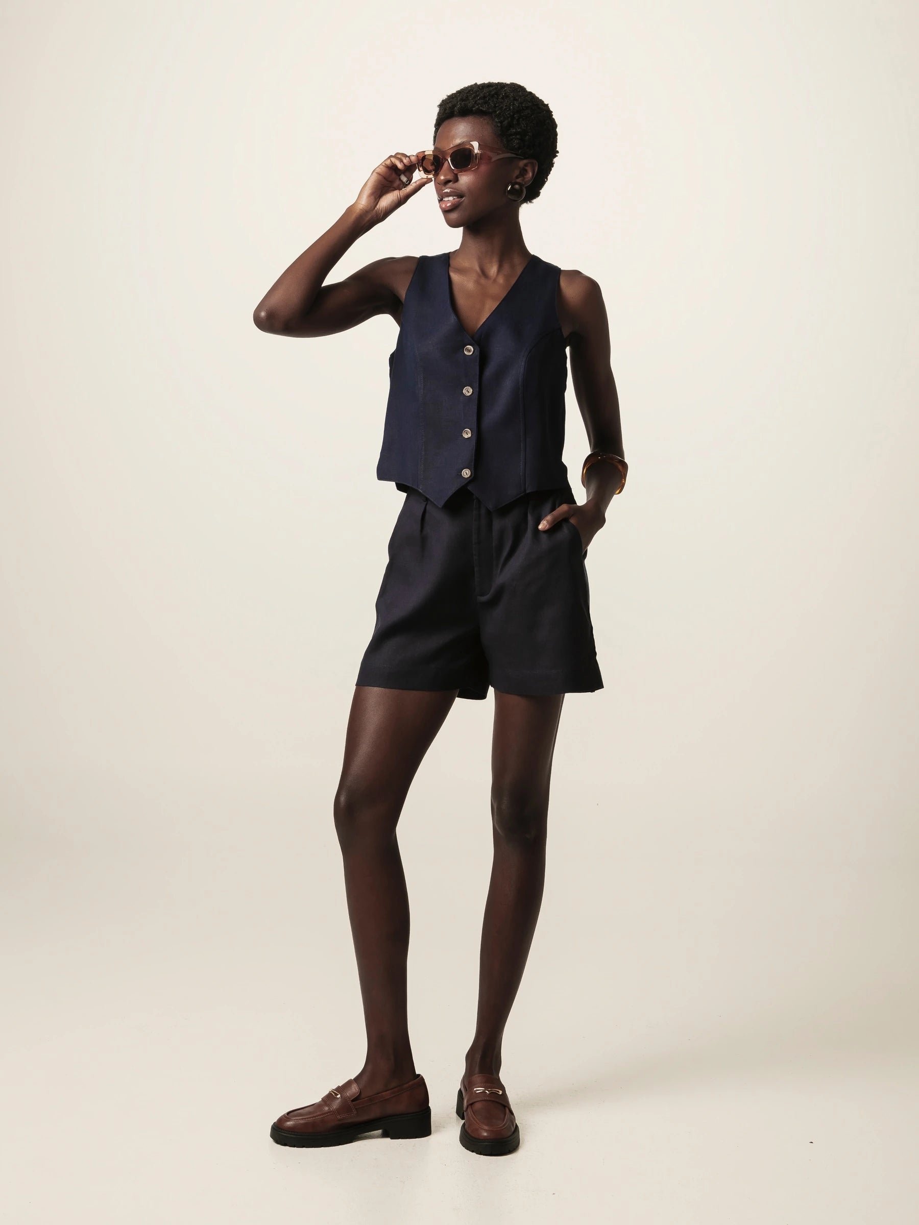 Shorts Alfaiataria Angico de Linho e Viscose FSC™ Azul Escuro. Compre online moda sustentável e atemporal na Minimadeia, marca slow fashion de roupas femininas. Foto produto JUN26 02