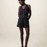 Shorts Alfaiataria Angico de Linho e Viscose FSC™ Azul Escuro. Compre online moda sustentável e atemporal na Minimadeia, marca slow fashion de roupas femininas. Foto produto JUN26 03