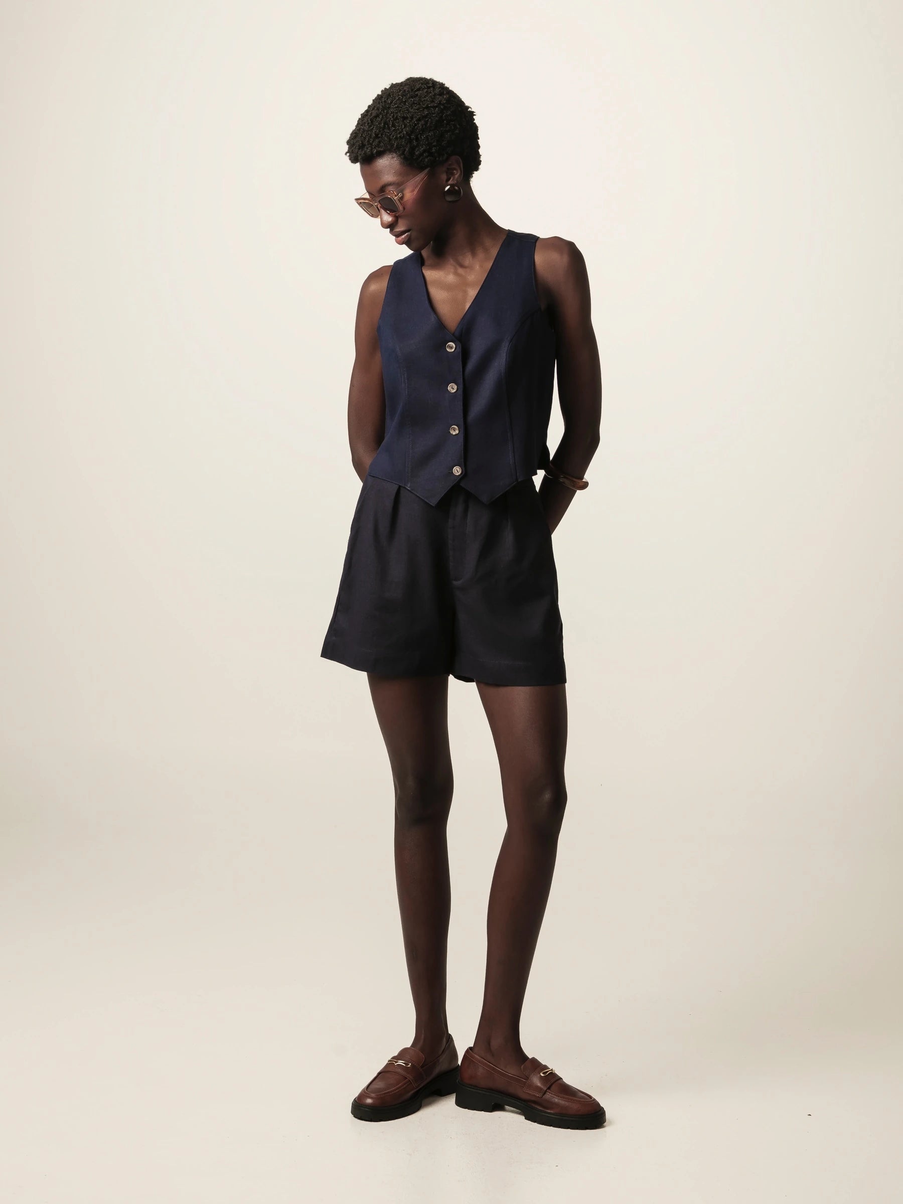 Shorts Alfaiataria Angico de Linho e Viscose FSC™ Azul Escuro. Compre online moda sustentável e atemporal na Minimadeia, marca slow fashion de roupas femininas. Foto produto JUN26 03