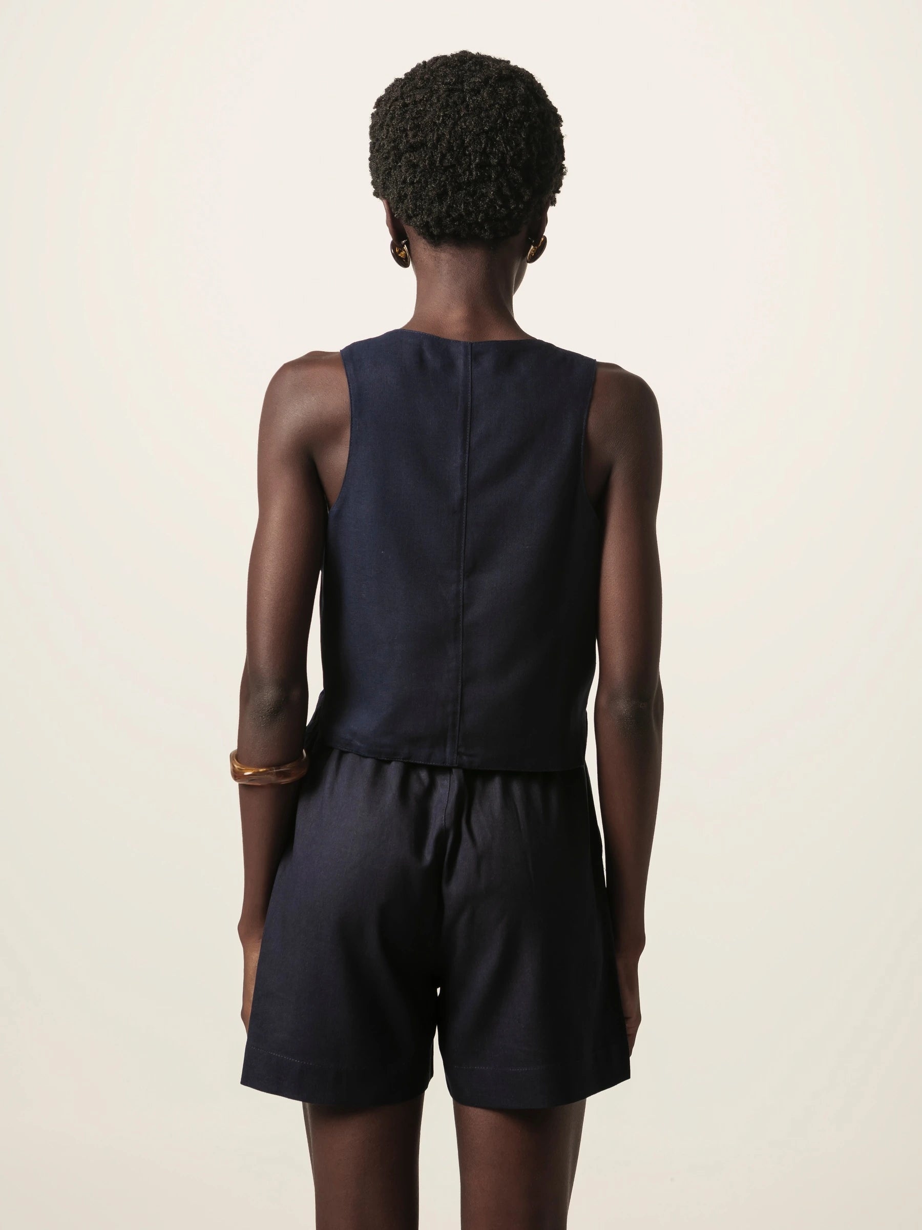 Shorts Alfaiataria Angico de Linho e Viscose FSC™ Azul Escuro. Compre online moda sustentável e atemporal na Minimadeia, marca slow fashion de roupas femininas. Foto produto JUN26 05