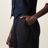 Shorts Alfaiataria Angico de Linho e Viscose FSC™ Azul Escuro. Compre online moda sustentável e atemporal na Minimadeia, marca slow fashion de roupas femininas. Foto produto JUN26 08