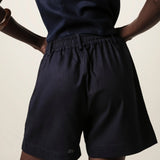 Shorts Alfaiataria Angico de Linho e Viscose FSC™ Azul Escuro. Compre online moda sustentável e atemporal na Minimadeia, marca slow fashion de roupas femininas. Foto produto JUN26 09