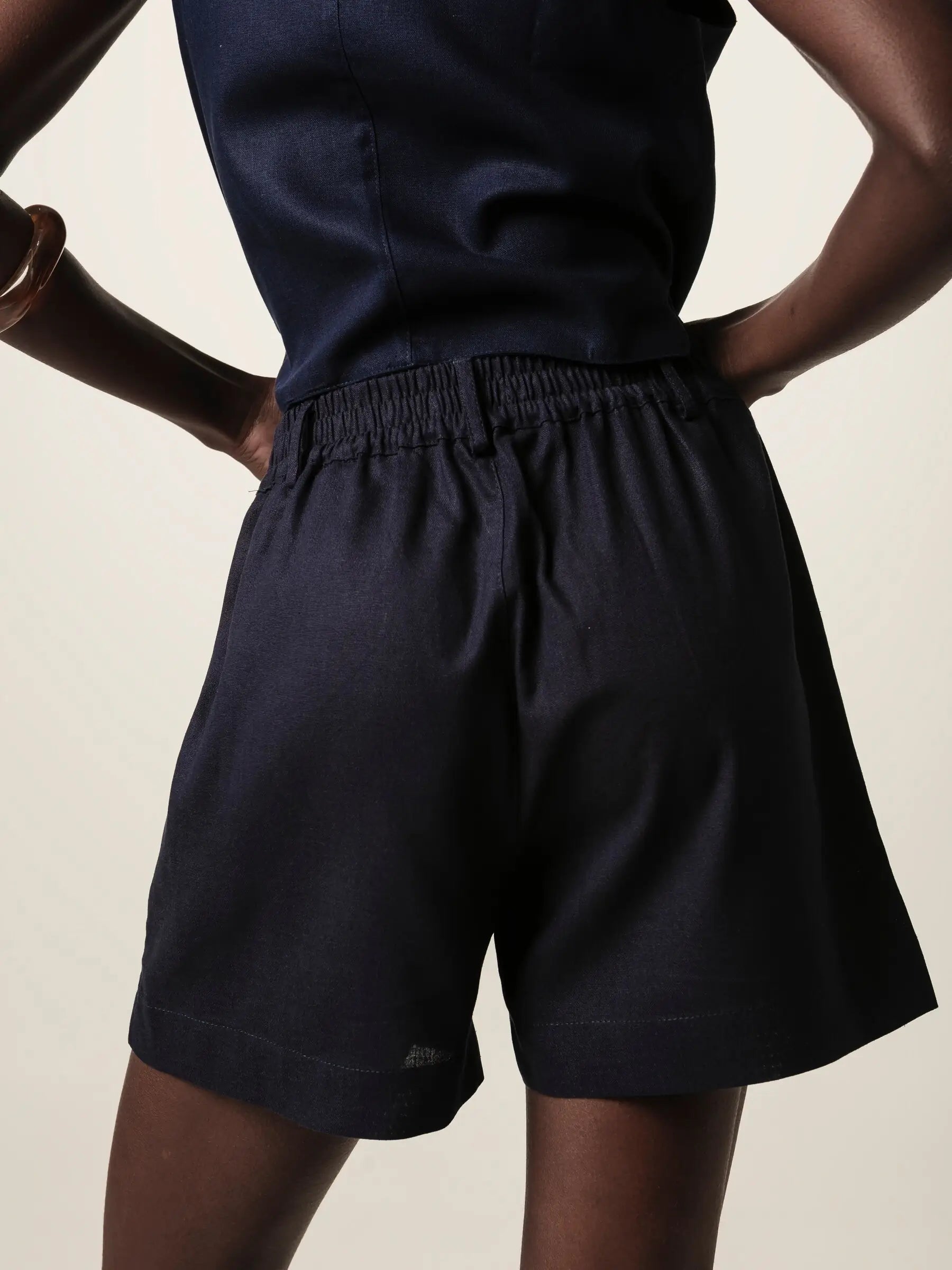 Shorts Alfaiataria Angico de Linho e Viscose FSC™ Azul Escuro. Compre online moda sustentável e atemporal na Minimadeia, marca slow fashion de roupas femininas. Foto produto JUN26 09