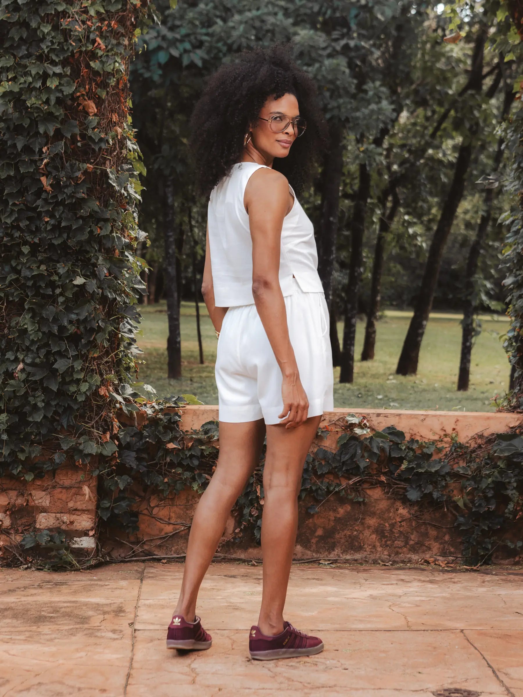 Shorts Alfaiataria Angico de Linho e Viscose FSC™ Branco Off White com Forro. Compre online moda sustentável e atemporal na Minimadeia. Roupas femininas estilosas, básicas e sustentáveis. Foto produto DEZ 03