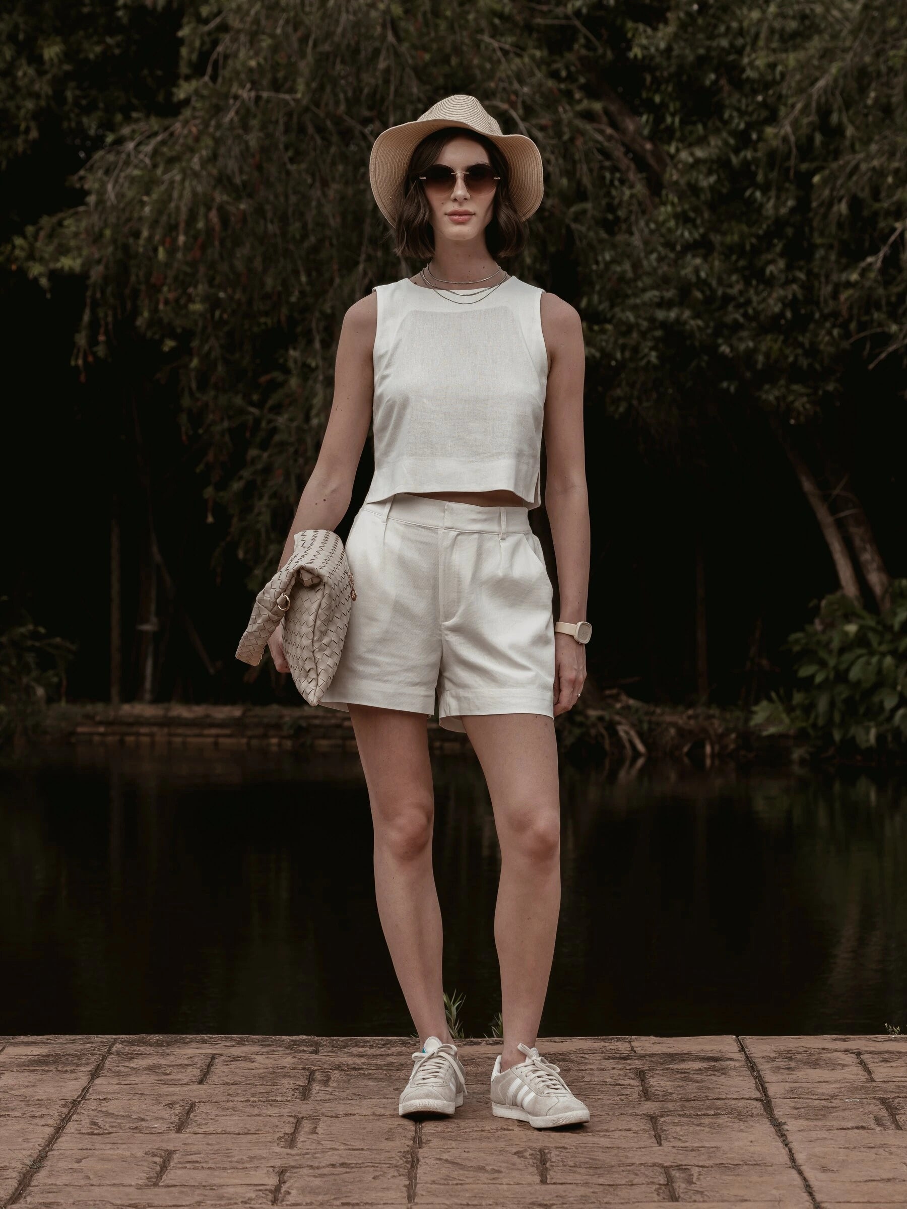 Shorts Alfaiataria Angico de Linho e Viscose FSC™ Branco Off White com Forro. Compre online moda sustentável e atemporal na Minimadeia. Roupas femininas estilosas, básicas e sustentáveis. Foto produto SET26 01