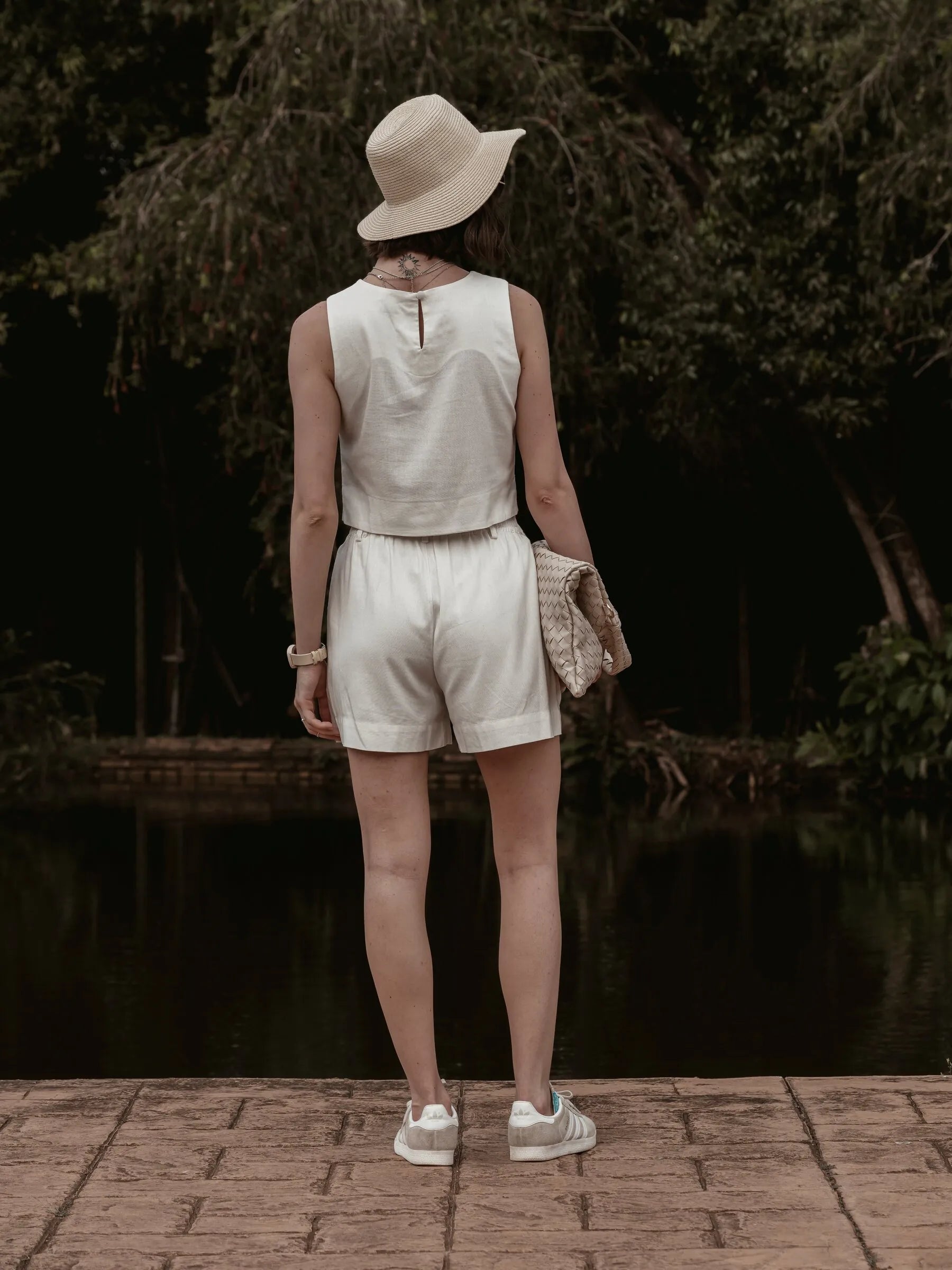 Shorts Alfaiataria Angico de Linho e Viscose FSC™ Branco Off White com Forro. Compre online moda sustentável e atemporal na Minimadeia. Roupas femininas estilosas, básicas e sustentáveis. Foto produto SET26 03