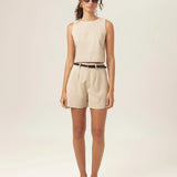 Shorts Alfaiataria Angico de Linho e Viscose FSC™ Bege Claro. Compre online moda sustentável e atemporal na Minimadeia, marca slow fashion de roupas femininas. Foto produto MAR26 01