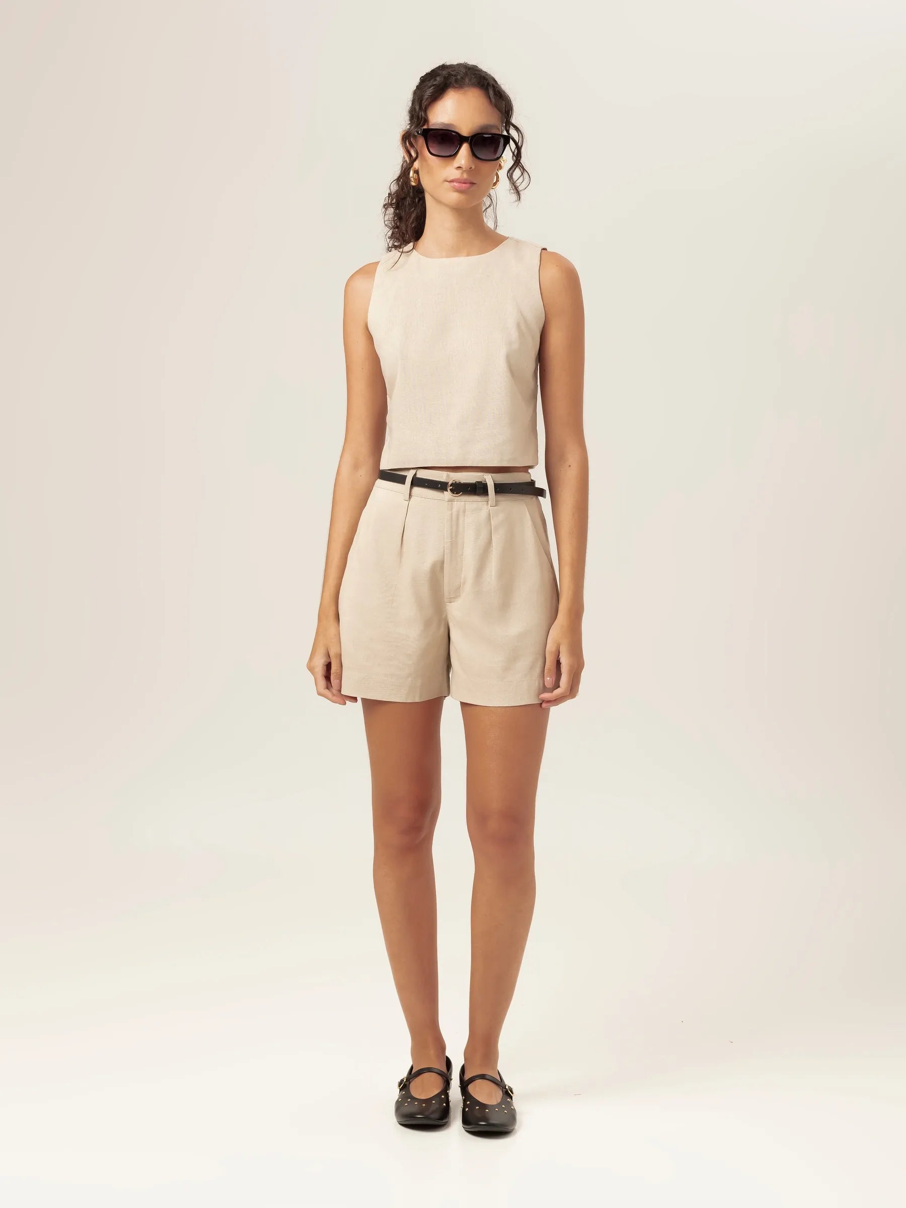 Shorts Alfaiataria Angico de Linho e Viscose FSC™ Bege Claro. Compre online moda sustentável e atemporal na Minimadeia, marca slow fashion de roupas femininas. Foto produto MAR26 01