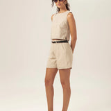 Shorts Alfaiataria Angico de Linho e Viscose FSC™ Bege Claro. Compre online moda sustentável e atemporal na Minimadeia, marca slow fashion de roupas femininas. Foto produto MAR26 03
