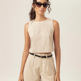 Shorts Alfaiataria Angico de Linho e Viscose FSC™ Bege Claro. Compre online moda sustentável e atemporal na Minimadeia, marca slow fashion de roupas femininas. Foto produto MAR26 04