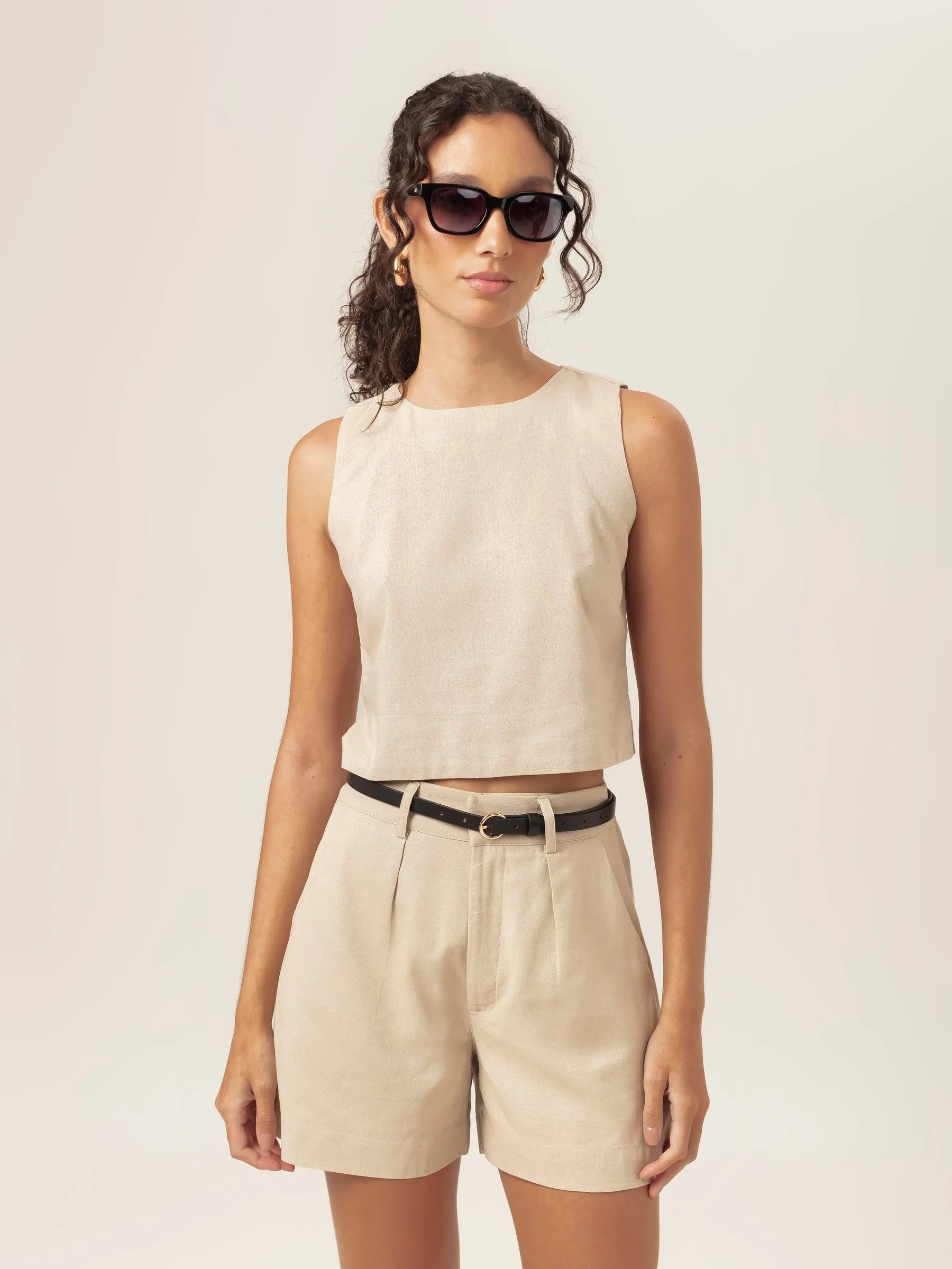 Shorts Alfaiataria Angico de Linho e Viscose FSC™ Bege Claro. Compre online moda sustentável e atemporal na Minimadeia, marca slow fashion de roupas femininas. Foto produto MAR26 04